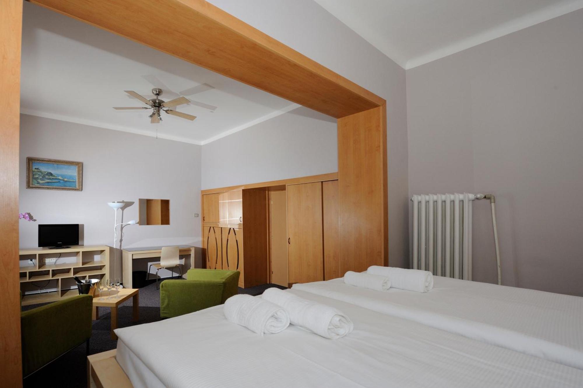 Hotel Zlata Stika Pardubice Eksteriør billede